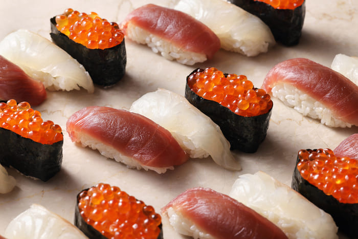 生寿司と海苔巻き盛り合わせ