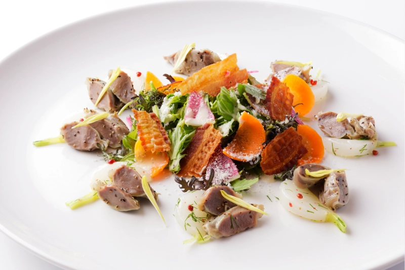 砂肝のコンフィ黒胡椒風味 蕪のマリネとサラダ添え