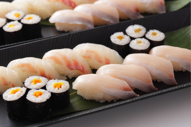 握り寿司と海苔巻き盛り合わせ