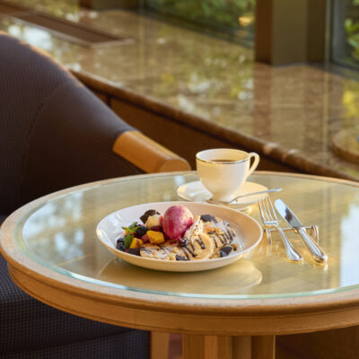 <small>ラウンジ「オーロラ」</small><br>8/1(金)新登場 SWEETS HOUR<br><small>～焼きたてパンケーキとフレーバーアイス食べ放題～</small>