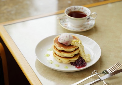 <small>ラウンジ「オーロラ」</small><br>10月 SWEETS HOUR<br><small>～焼きたてパンケーキとフレーバーアイス食べ放題～</small>